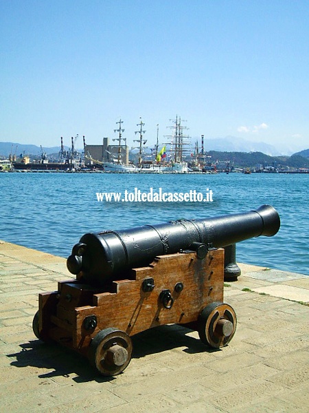 TALL SHIP - Il cannone della Passeggiata Morin e sullo sfondo i velieri ormeggiati al Molo Italia della Spezia