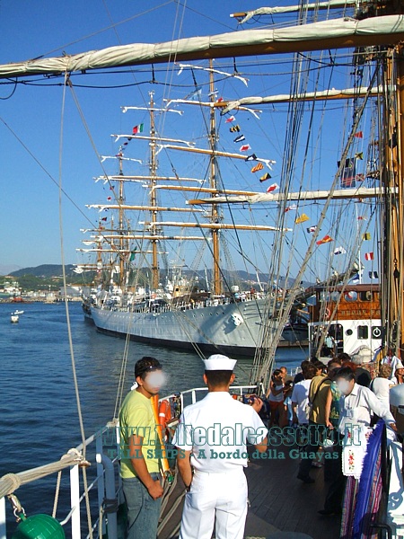TALL SHIPS - A bordo della Guayas. Sullo sfondo la fregata argentina Libertad