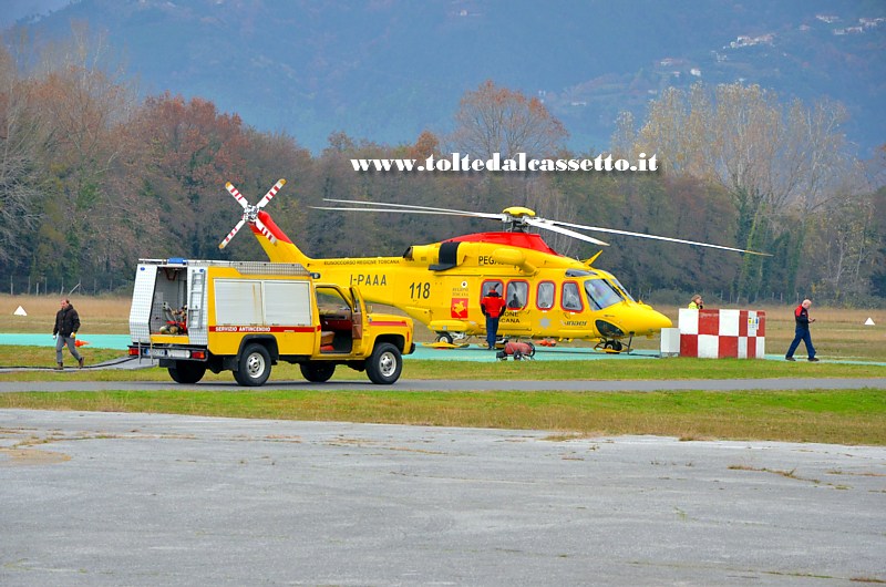 AEROPORTO DI MASSA / CINQUALE - Pegaso 3 (Elisoccorso 118 - Regione Toscana) viene rifornito di carburante con l'assistenza di un mezzo antincendio