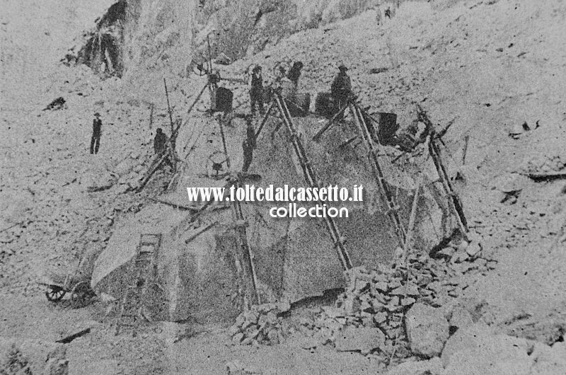 ALPI APUANE (Foto d'epoca) - Cavatori al lavoro per segare un enorme blocco di marmo utilizzando il filo elicoidale