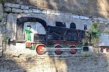 ALPI APUANE (Mortarola di Bedizzano) - La Ferrovia Marmifera in una scultura murale di Mario Del Sarto, il poeta del marmo di Carrara