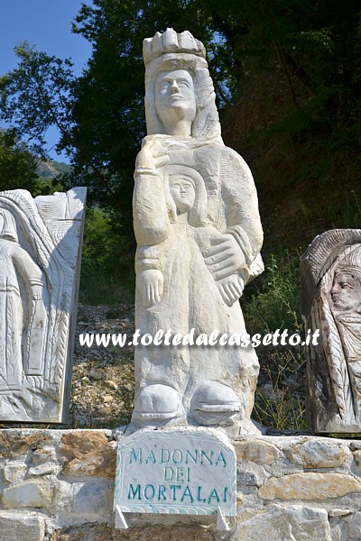 ALPI APUANE (Mortarola di Bedizzano) - La "Madonna dei Mortalai", scultura in marmo di Mario Del Sarto