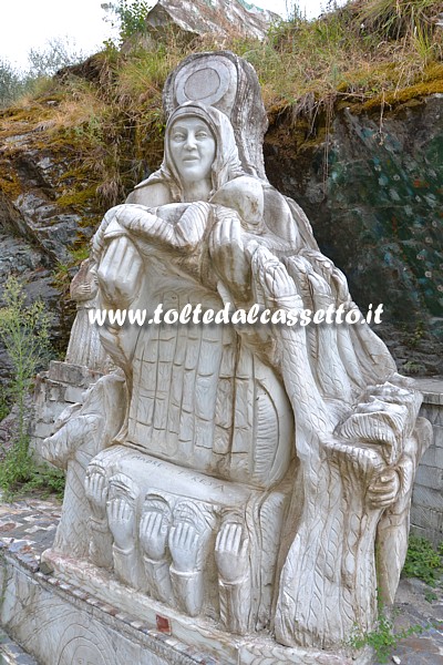 ALPI APUANE (Mortarola di Bedizzano) - "Madre Teresa" (di Calcutta), scultura in marmo di Mario Del Sarto