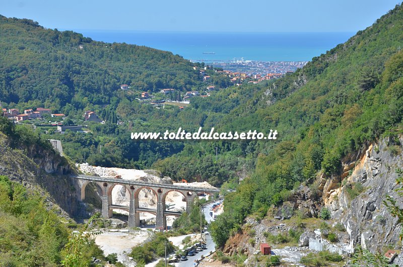 ALPI APUANE (Bacino dei Fantiscritti) - Panoramica dei Ponti di Vara e del porto di Carrara come si vedono dalle cave