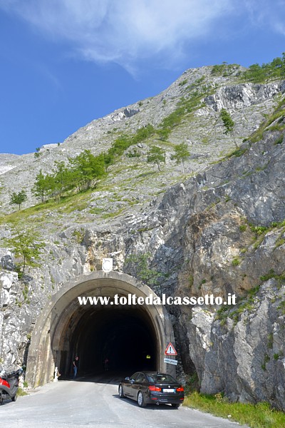 ALPI APUANE (Passo del Vestito) - Imbocco occidentale della galleria stradale (versante massese). Il tunnel comunque  tutto in provincia di Lucca