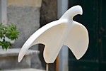 TORANO NOTTE E GIORNO 2017 - Scultura in marmo bianco "Uccello in posa" di Sylvia Loew