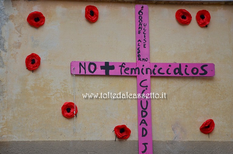 TORANO (Notte e Giorno 2017) - Installazione con papaveri di tulle per dire no al femminicidio