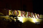 TORANO NOTTE E GIORNO 2017 - La scritta "TORANO" posta all'ingresso del paese e realizzata con fiori artificiali