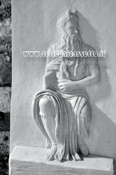 TORANO (Notte e Giorno 2018) - Bassorilievo in marmo raffigurante il Mos di Michelangelo