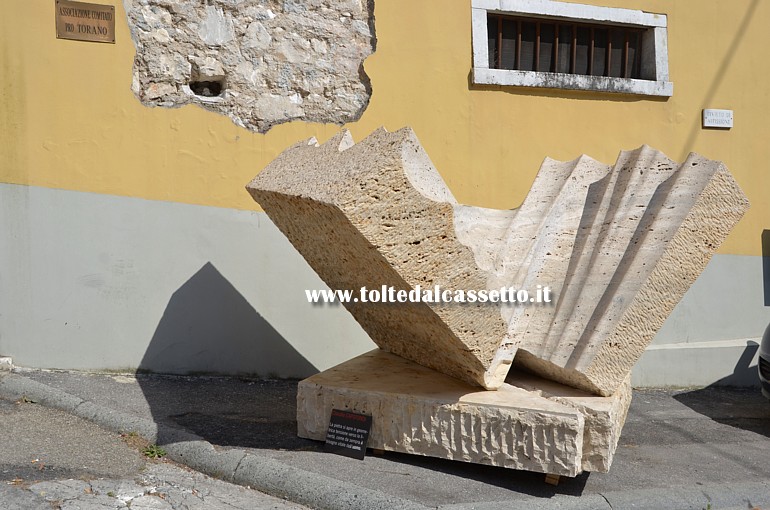 TORANO (Via Carriona) - Scultura in marmo di Claudio Capotondi (La pietra si apre in geometrica tensione verso la libert, come da sempre il bisogno vitale dell'uomo)