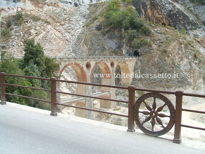 ALPI APUANE (Vallata dei Fantiscritti) - Nel parapetto di uno dei Ponti di Vara compare la ruota, simbolo della citt di Carrara
