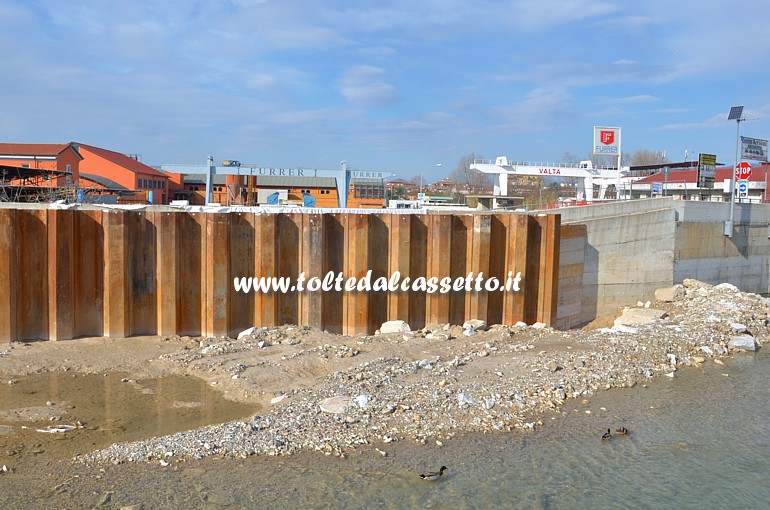 MARINA DI CARRARA (25/01/2015) - Lavori per ricostruire l'argine destro sul fiume Carrione, crollato il 5 novembre 2014