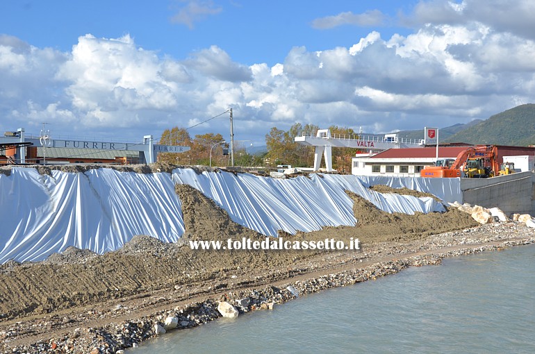 MARINA DI CARRARA (16/11/2014) - Lavori per ricostruire l'argine destro sul fiume Carrione crollato durante l'ondata di piena del 5 novembre