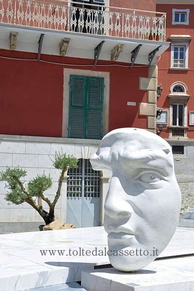 CARRARAMARBLE WEEKS 2013 (Piazza Accademia) - "Rinascita" di Stefano Graziano, scultura in marmo bianco di Carrara