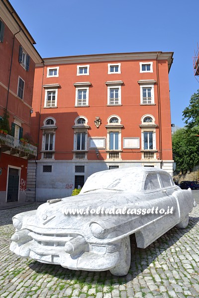 CARRARAMARBLE WEEKS 2015 (Piazza Accademia) - Cadillac in marmo di Roland Baladi