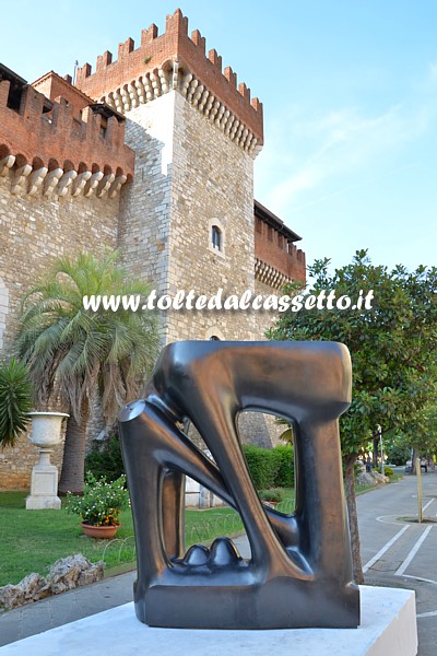 CARRARAMARBLE WEEKS 2015 (Via Roma) - "La Grande Porte" di Agustin Crdenas, scultura in bronzo con base in marmo bianco (anno 1975)