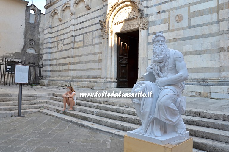 CARRARAMARBLE WEEKS 2015 - Una copia del Mos di Michelangelo (Carusi Sculture) si staglia sulla facciata del Duomo