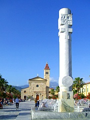 MARINA DI CARRARA - La caratteristica fontana obelisco di Piazza Menconi, una delle tante piazze in marmo della citt