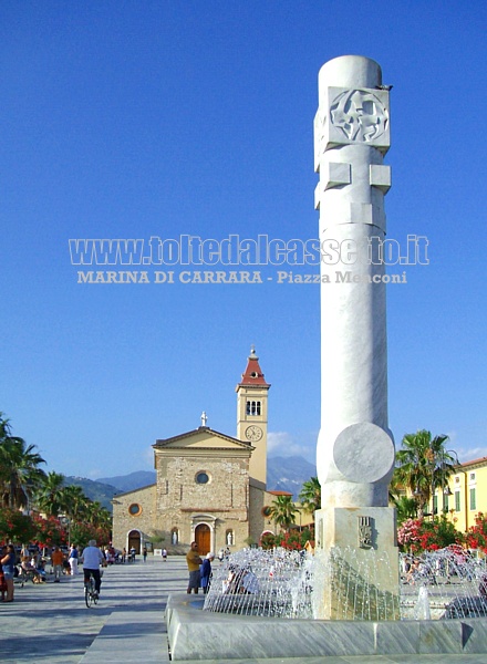 MARINA DI CARRARA - La caratteristica fontana obelisco di Piazza Menconi, una delle tante piazze in marmo della citt