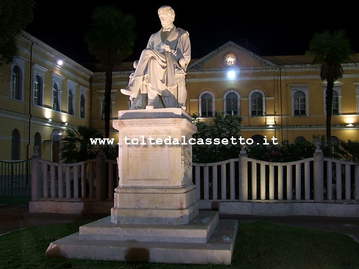 CARRARA (Piazza Gramsci) - Foto notturna del monumento a Pellegrino Rossi e della biblioteca civica Cesare Vico Lodovici