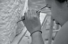 CARRARA (5Simposio Internazionale di Scultura a mano) - Le mani dell'artista tedesca Enya Keim al lavoro su un blocco di marmo