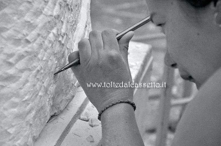 CARRARA (5 Simposio Internazionale di Scultura a mano) - L'artista tedesca Enya Keim al lavoro su un blocco di marmo