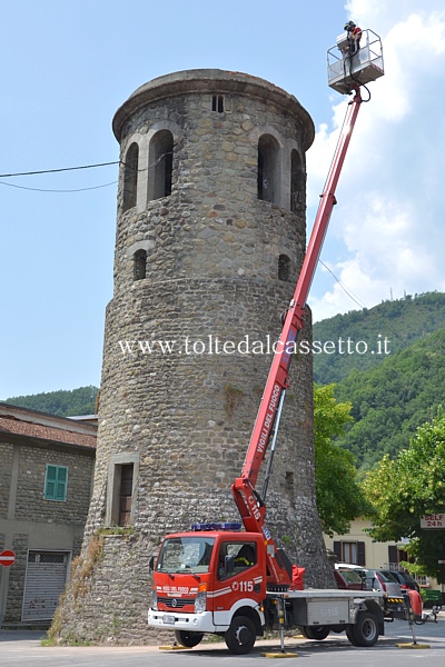 CASOLA IN LUNIGIANA - I Vigili del Fuoco controllano la torre medievale lesionata dalle scosse sismiche del giugno 2013. Il manufatto era gi stato ricostruito dopo il crollo parziale dovuto al terremoto del 1920