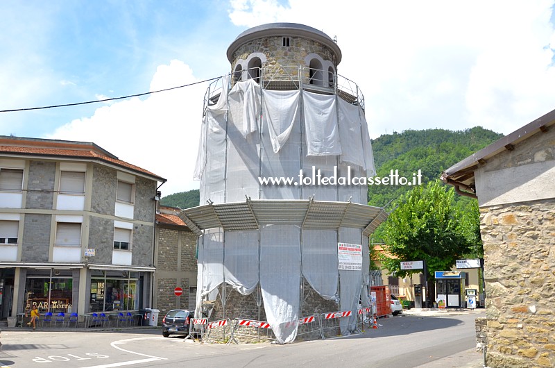 CASOLA IN LUNIGIANA (Luglio 2018) - La sommit della Torre Medievale fa capolino dai teloni protettivi utilizzati durante i lavori di restauro