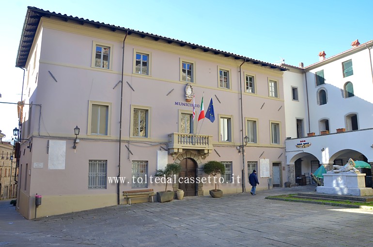 LICCIANA NARDI (Piazza del Municipio) - Il palazzo comunale e il monumento ad Anacarsi Nardi dal quale la localit prende il nome
