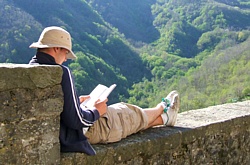 MONTEREGGIO - Un giovane intento alla lettura nella quiete e nell'amenit del paesaggio che circonda il paese dei librai, frazione del Comune di Mulazzo