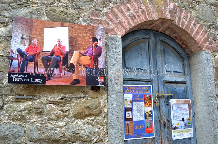 MONTEREGGIO (Festa del Libro 2019) - Marco Travaglio e Antonio Padellaro ritratti in una delle fotografie esposte nel Borgo Ugo Mursia