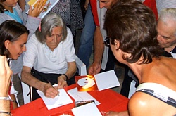 MONTEREGGIO (Festa del Libro 2008) - Margherita Hack firma autografi in Piazza Angelo Rizzoli /  Giovanni Mencarini