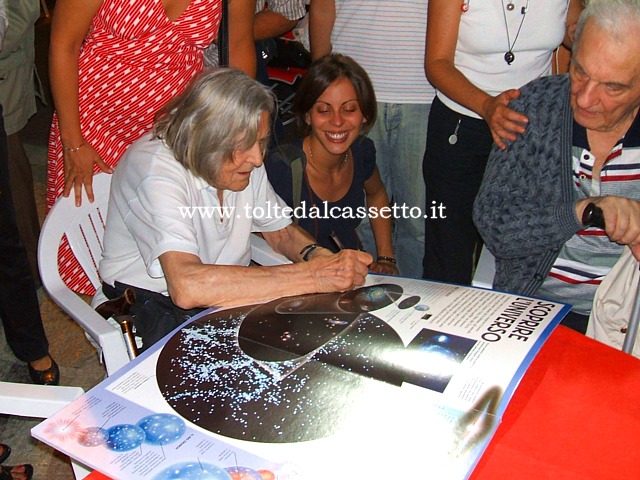 MONTEREGGIO (Festa del Libro 2008) - L'astrofisica  Margherita Hack autografa un testo di astronomia sotto l'occhio attento del marito Aldo De Rosa