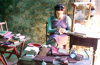 MONTEREGGIO - Una rilegatrice all'opera su antichi volumi durante l'International Booktown Festival