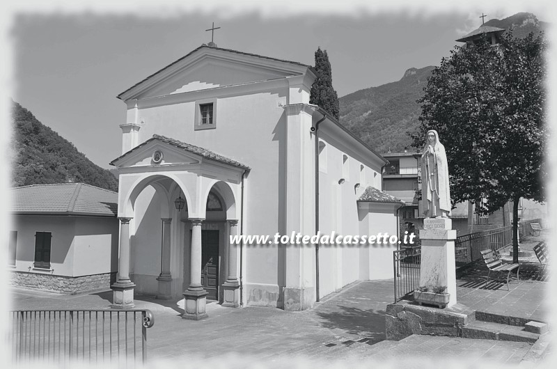 MONZONE BASSO di FIVIZZANO - Vista della chiesa a lato della quale  posizionata la statua della Madonna "Regina della Pace"