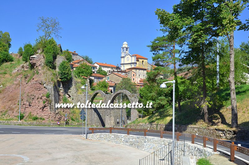 MULAZZO - Panorama dalla strada per Montereggio. Visibili la chiesa di San Nicol e gli archi dell'acquedotto che attraversa Via Pirro Orlandini