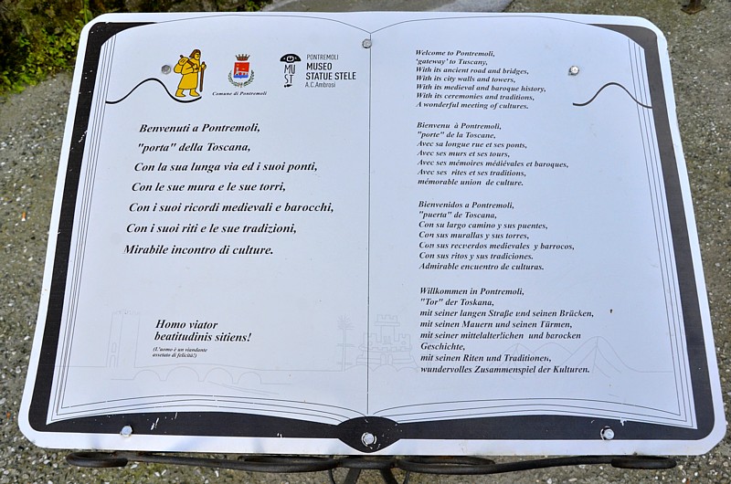 PONTREMOLI - Bacheca comunale contenente un messaggio di benvenuto ai turisti scritto in varie lingue