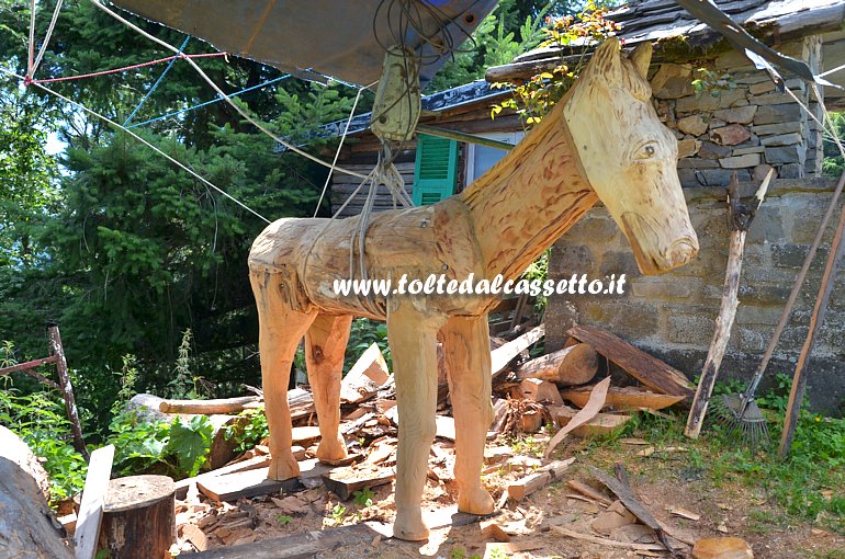 CROCETTA DI MULAZZO - "Cavallo", scultura in legno (in lavorazione) del maestro d'ascia Gino Fogola