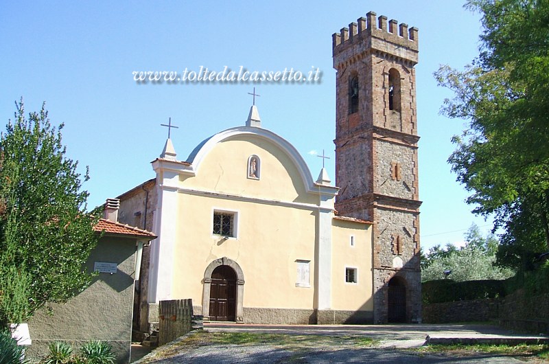 RICCO' DI TRESANA - La chiesa e il suo campanile a forma di torre merlata medievale