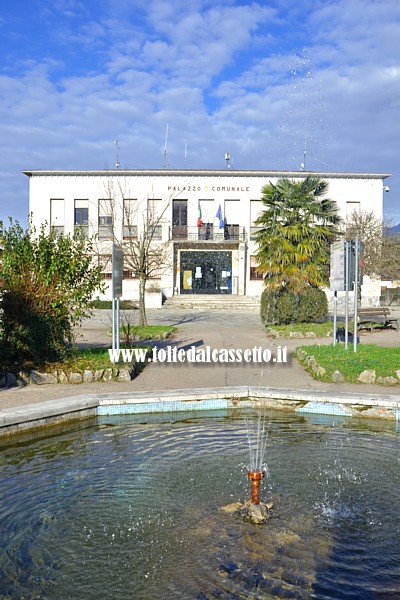 VILLAFRANCA LUNIGIANA - Il Palazzo Comunale e la fontana di Piazza Aeronautica