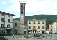FIVIZZANO (Piazza Medicea) - La fontana e la chiesa maggiore dei Santi Jacopo e Antonio / ( Giovanni Mencarini)