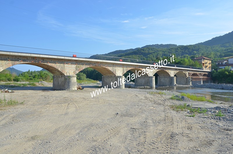 PONTE MAGRA (30 luglio 2016) - Il profilo del ponte sul Magra dopo i lavori di ricostruzione (vista dal letto del fiume)