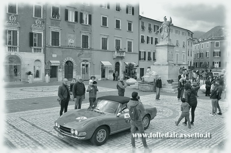 GRAN PREMIO TERRE DI CANOSSA 2019 (Carrara) - Controllo orario in Piazza Alberica per la Fiat Dino 2400 anno 1971 condotta dai tedeschi Finster G. e Finster V. (numero di gara 94 - Team Amici Senza Frontiere)