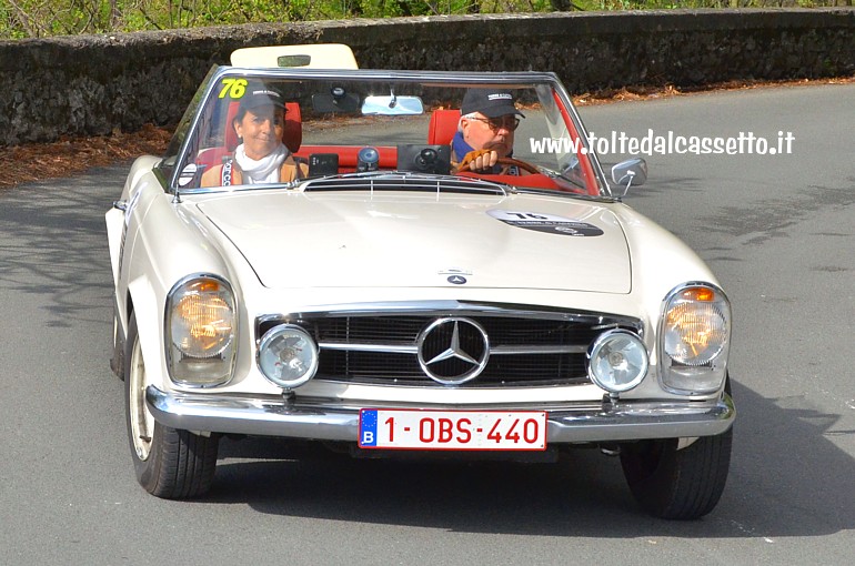 GRAN PREMIO TERRE DI CANOSSA 2019 (Alpi Apuane) - Mercedes Pagode 230 SL anno 1964 condotta dai belgi Timmermans W. e Coolens A. (numero di gara 76)