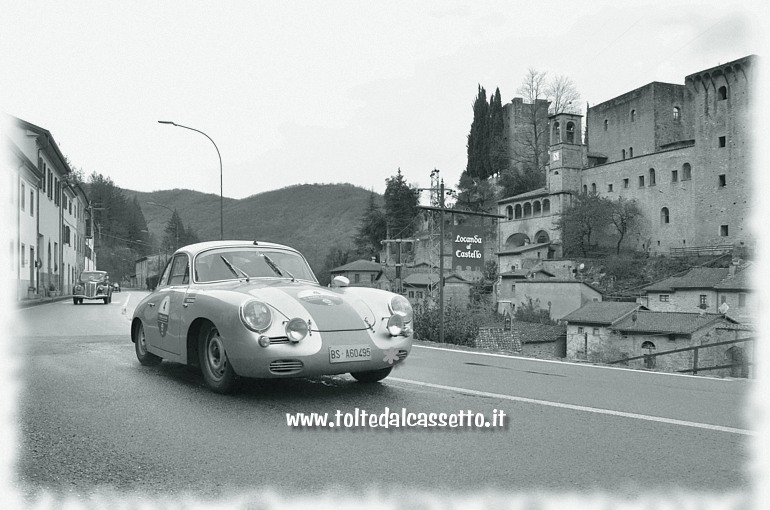 GRAN PREMIO TERRE DI CANOSSA 2019 (Fivizzano) - La Porsche 356 SC anno 1963 condotta dagli italiani Gazza F. e Nocco A. (numero di gara 4 - Team Amams Tazio Nuvolari) transita di fronte al Castello della Verrucola