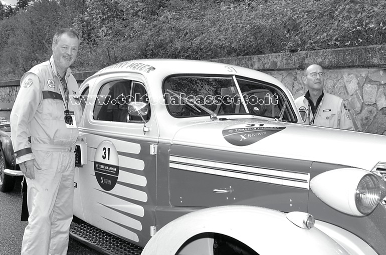 GRAN PREMIO TERRE DI CANOSSA 2020 - Gli svizzeri Sauter e Meier posano a fianco della loro Chevrolet Fangio Coup fine anni '30 (Numero di gara: 31)