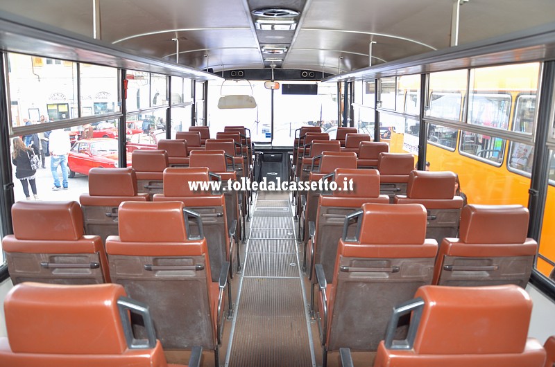 Interno e posti a sedere di autobus FIAT 308 Cameri del 1973 (ex Comune di Bagnone)