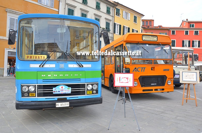 Gli autobus FIAT 308 L Menarini e FIAT 418 AC Breda Pistoiesi (Collezione AssoFitram) durante un'esposizione statica in Piazza Matteotti a Sarzana