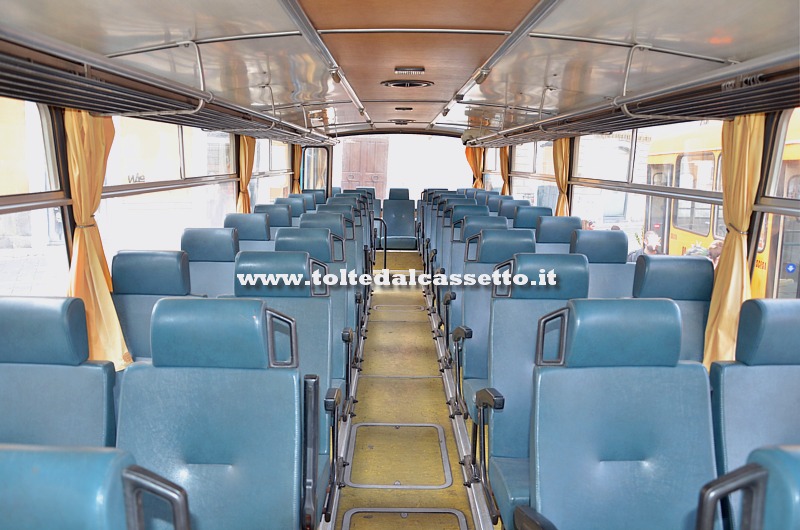 Interno e posti a sedere di autobus FIAT 308 L Menarini del 1974 (ex Olivetti di Ivrea)
