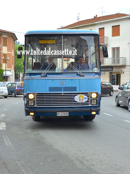 AULLA - Un autobus FIAT 308 Cameri del 1973 (ex Comune di Bagnone) transita nel centro cittadino durante la rievocazione storica del 23 aprile 2017 (Fornovo - Passo della Cisa . S.Stefano di Magra)